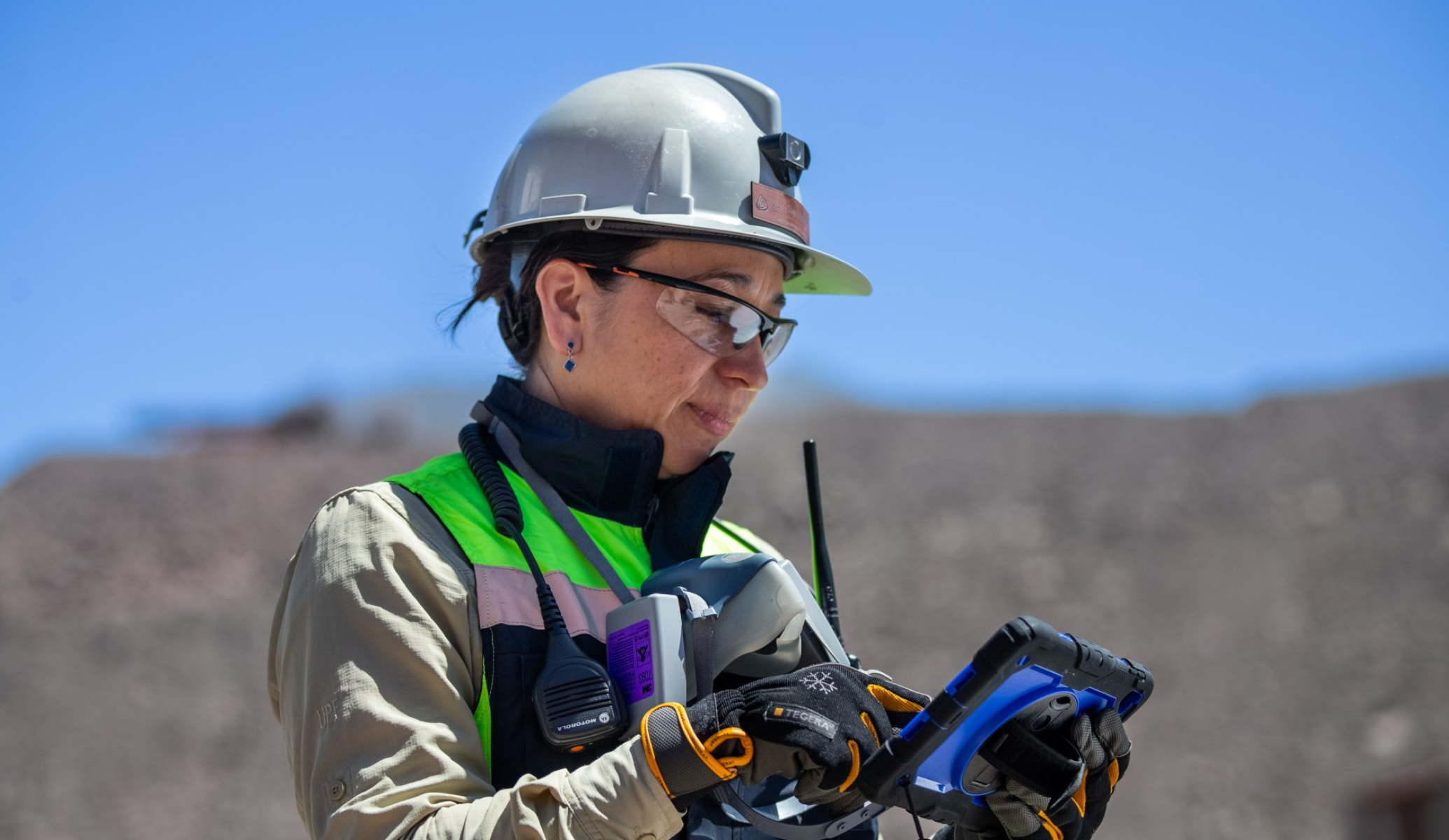 Mujer minera profesional con casco y chaleco de seguridad